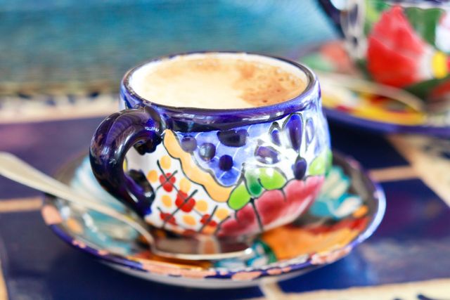 Alltid keramik till kaffet i Mexiko, vanligast är dock att kaffet serveras i enkla rödbruna lermuggar.