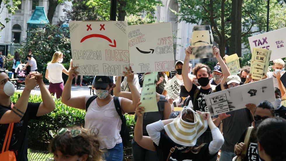 Protester utanför Amazons grundare Jeff Bezos hus i New York den 9 augusti. Demonstranterna kritiserar hur anställda har behandlats i coronakrisen. 