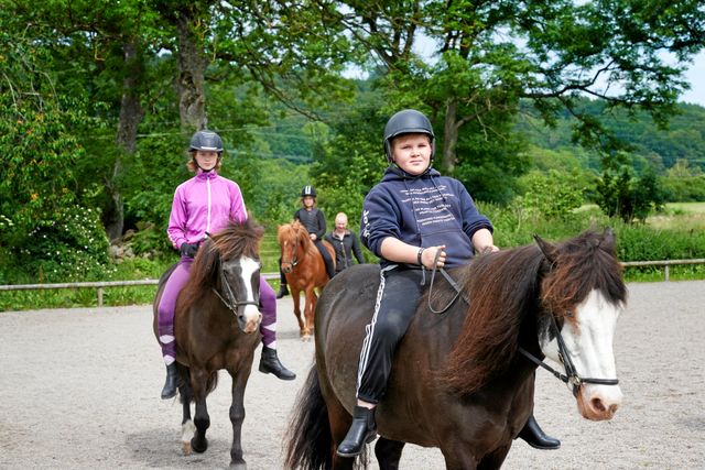 ”Det bästa med hästarna är att man kan vara sig själv”, säger Louise, 14 år. Här rider hon tillsammans med Clara, 12 år och Christoffer, 13 år. 