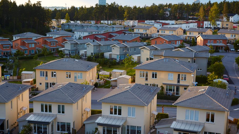 I många länder betalas ingen reavinstbeskattning om man har bott i bostaden en längre tid. Det verkar rimligt att införa ett sådant system också i Sverige, skriver ­Monika Hjeds Löfmark.