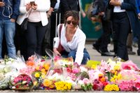En kvinna lägger ned blommor för att hedra offren vid London Bridge. 