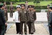 Kim Yong-chol, i mitten, är en av Nordkoreas mäktigaste militära befälhavare. Han ansvarar bland annat för Nordkoreas underrättelseverksamhet utomlands.