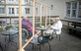 Karin och Bengt Reimers träffas med en plexiglasskiva mellan sig vid äldreboendet Rosengården.