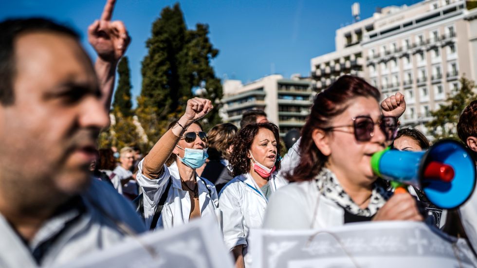 Grekisk vårdpersonal protesterar mot obligatorisk covidvaccinering den 17 november.