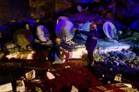 Räddningspersonal i Hatay söker igenom bråten efter hus som skadats under den nya kraftiga jordbävning som drabbat Turkie