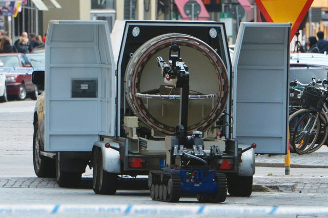 Polisens bombrobot tar hand om en handgranat i Malmö i april i år.