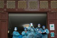 Vårdanställda i skyddsutrustning redo att vaccinera i Hongkong.