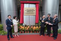 Regeringschefen Carrie Lam och Pekings representanter applåderar när Kinas nya agentkontor öppnar i det som nyligen var Metropark Hotel i Hongkong.