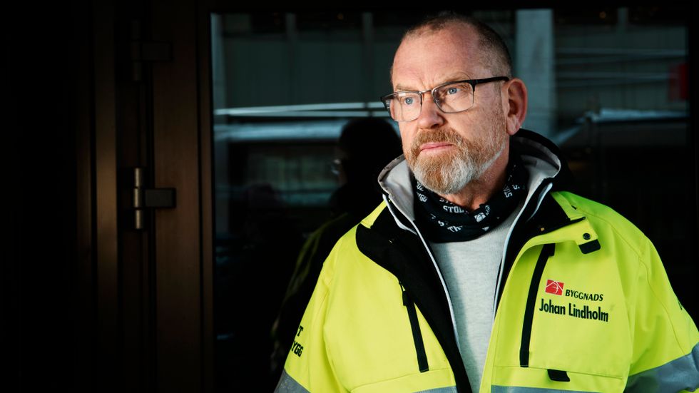 Byggnads ordförande Johan Lindholm är kritisk till situationen på byggarbetsplatserna under pandemin.