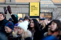 Våldet i Syrien måste få ett slut. Det kräver en rad tunga organisationer som samlat till manifestation på Mynttorget i Stockholm på söndagen.