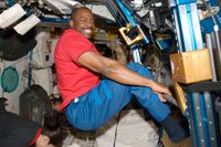 Astronauten Leland Melvin under ett träningspass på rymdstationen ISS 2009. Nu är han talesperson för ett projekt som ska öka hållbarheten för astronauternas garderober.