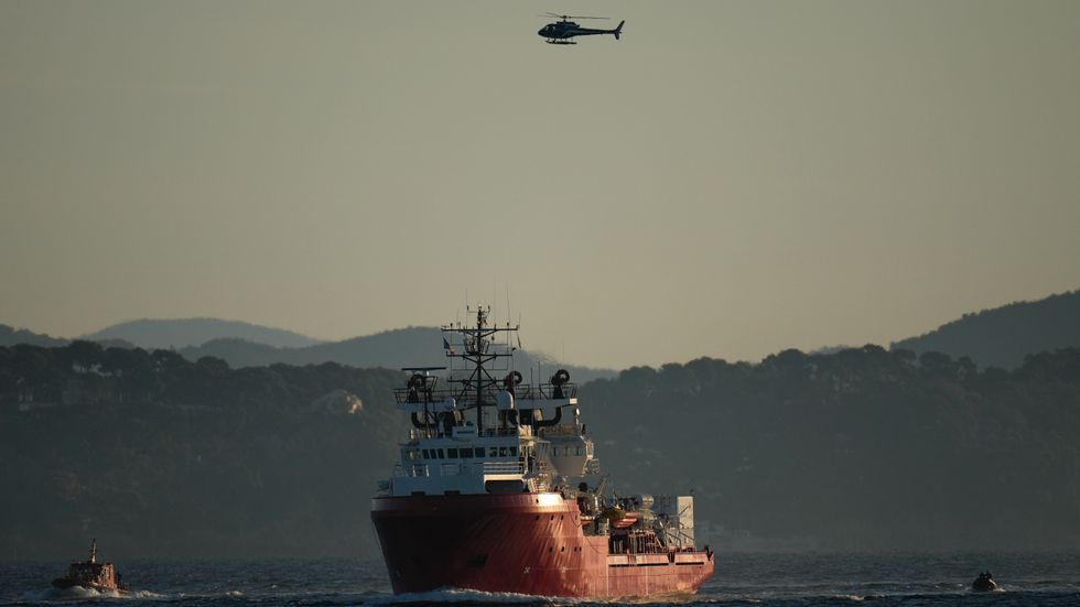 Italiens nya ytterhögerregering har vägrat det norskregistrerade hjälpfartyget Ocean Viking att lägga till och lasta av räddade till havs. Arkivbild.