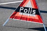 Tre poliser fördes till sjukhus sedan deras bil blivit påkörd av en biltjuv utanför Jönköping. Även föraren av det stulna fordonet fördes till sjukhus. Arkivbild.