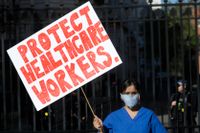 En läkare i London demonstrerar för bättre skyddsutrustning för vårdpersonal som arbetar med coronapandemin.