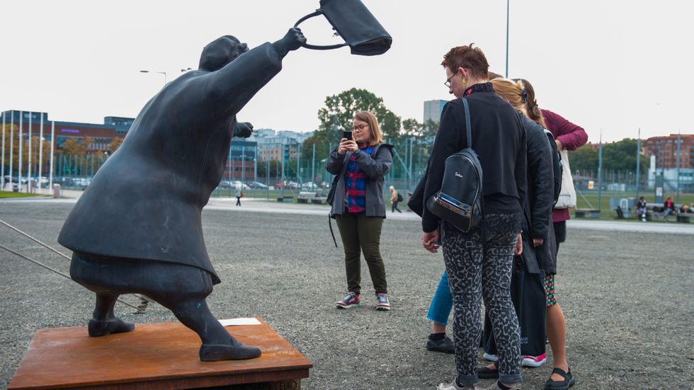 Utanför ingången till Bokmassan står Susanna Arwins staty ”Med handväskan som vapen”, en avbild av kvinnan som 1985 slog med en handväska mot en nynazist i Växjö.