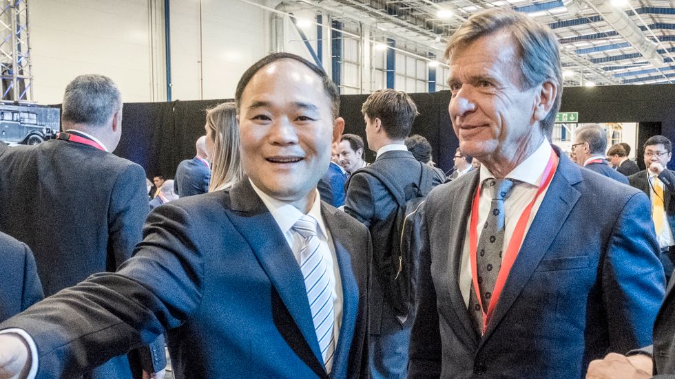 Li Shufu, ordförande för Geely Holding tillsammans med Volvo Cars vd Håkan Samuelsson på en bilfabrik i England, 2017.