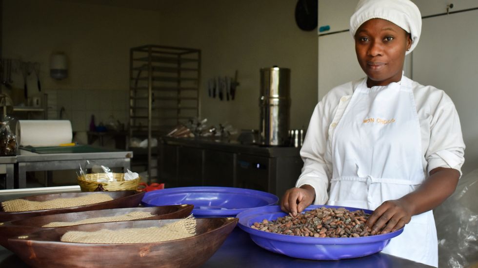 Mon Chocos första anställda Aimée Abitty sorterar bort dåliga kakaobönor för hand.