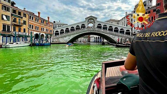 Rialtobron i Venedig med det gröna vattnet på söndagen.