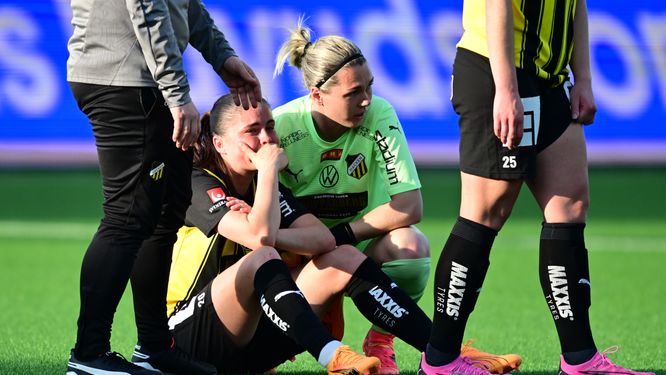 Häckens Hanna Wijk och Jennifer Falk deppar efter förlusten i cupfinalen.