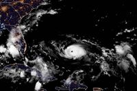 Orkanen Dorian rör sig in mot Bahamas.