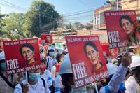 Demonstranter i staden Mandalay håller upp porträtt på Myanmars avsatta folkvalda ledare Aung San Suu Kyi och kräver att hon ska friges.