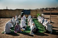 Afghanska flickor deltar i en utomhuslektion i Chaar Misra utanför Jalalabad.