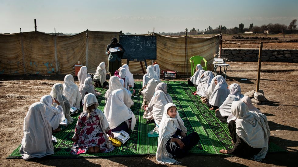 Afghanska flickor deltar i en utomhuslektion i Chaar Misra utanför Jalalabad.