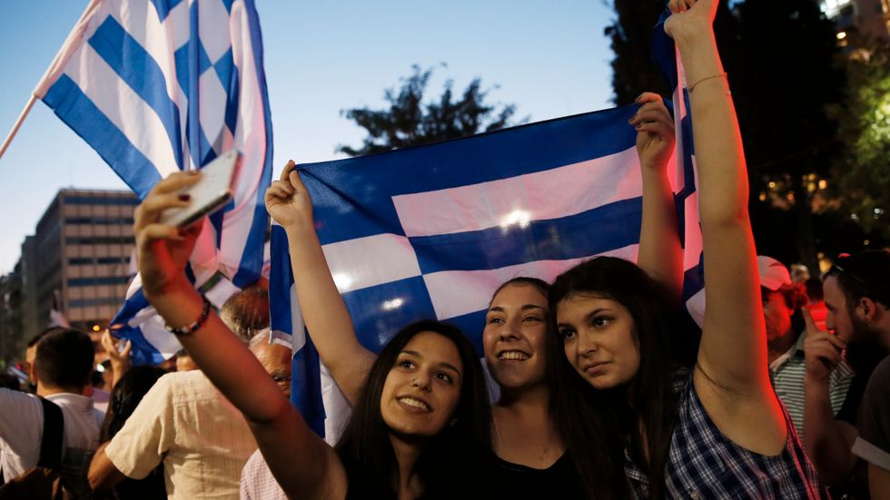 Nej-sägare firar segern efter folkomröstningen i Grekland i söndag.