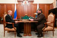 Vladimir Putin och Ramzan Kadyrov utpekas som ytterst ansvariga. Här möts de i Moskva i våras.