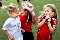 Vad gör du på din fritid? frågade vi barn i Stockholm. Klicka framåt för att läsa deras svar. Nora Oldmark, Yasmin Telman Conrah, Alma Rönn, alla 8 år, spelar bland annat fotboll i Brommapojkarna.