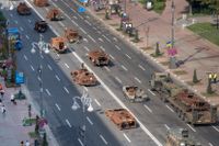 Åskådare ser på ryska stridsvagnar som slagits ut i ukrainska staden Khreshchatijk tidigare i veckan inför Ukrainas självständighetsdag den 24 augusti. 