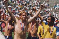 Fotbolls VM 1994. Sverige vann bronsmatchen mot Bulgarien med 4-0. Kennet Andersson till vänster  och Martin Dahlin till höger. 