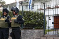 Poliser håller vakt utanför komplexet som innehåller både Uruguays ambassad och ambassadörens residens i Perus huvudstad Lima.