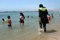 Under sommaren införde ett trettiotal franska kommuner ett förbud mot att bära burkini på stränderna.
