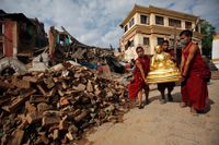 Gräsrötterna i Nepal försöker nu återuppbygga Nepal efter jordbävningskatastrofen. Men en övergripande plan saknas. Buddhistmunkar i Nepal försöker här rädda en Buddhastaty från rasmassorna i Katmandu.
