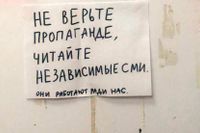 En lapp med texten "tro inte på propagandan du ser på tv:n, läs oberoende media! De jobbar för vår skull", hittad utanför en lägenhet i den ryska staden Perm. Arkivbild.