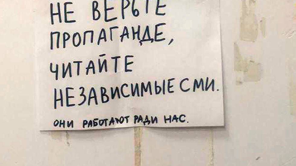 En lapp med texten "tro inte på propagandan du ser på tv:n, läs oberoende media! De jobbar för vår skull", hittad utanför en lägenhet i den ryska staden Perm. Arkivbild.