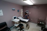 En kvinna förbereder operationsrummet på en kvinnoklinik i Fort Worth i Texas. Arkivbild.