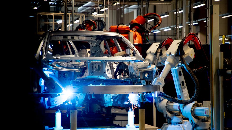 Brist på komponenter fortsätter att ställa till problem för Volvo Cars. Produktionen har ökat, men många bilar har inte hunnit levereras till sina köpare. Arkivbild.