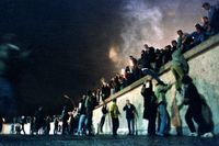 Östtyskar klättrar över muren till Västberlin, 10 november 1989.