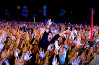 Jublande publik vid orangea scenen på Roskildefestivalen. Arkivbild.