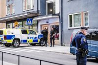 Två män har skottskadats nära ett köpcentrum i centrala Stockholm.