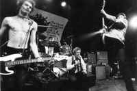 Sex Pistols USA-debuterar med en 45-minuterskonsert på ett shoppingcenter 1978. Från vänster: Sid Vicious (bas), Paul Cook (trummor), Johnny Rotten (sång), och Steve Jones (gitarr).