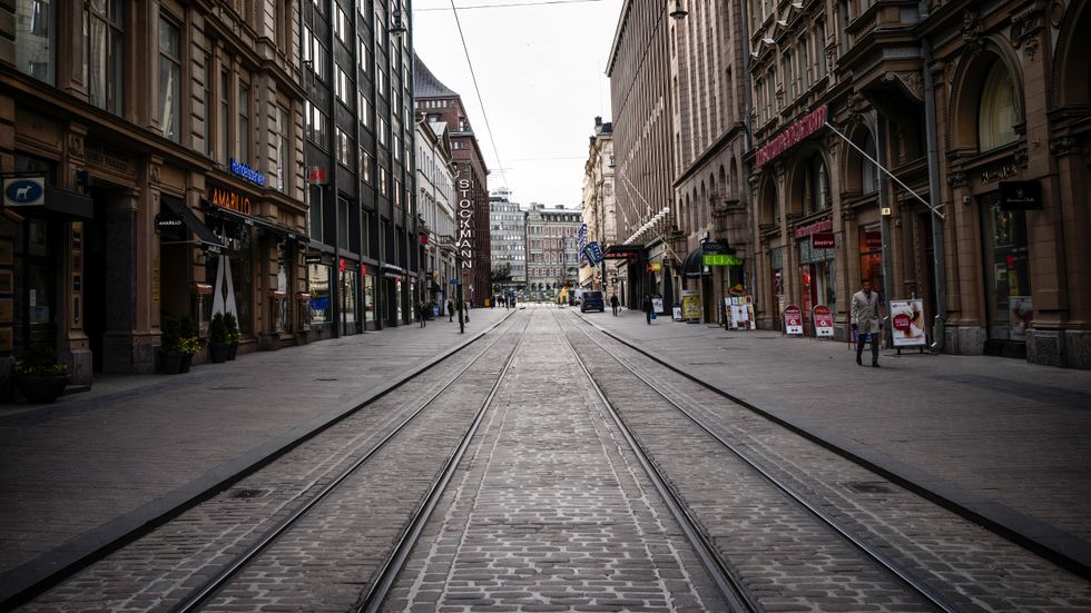 Öde gata i centrala Helsingfors. Få är ute rör sig.