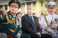 Vladimir Putin i S:t Petersburg tillsammans med Rysslands försvarsminister Sergej Sjojgu och chefen för ryska flottan Nikolai Evmenov.