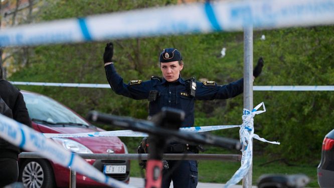 En man sköts till döds på Allhelgonagatan på Södermalm i centrala Stockholm på måndagen.