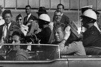 USA:s president 1963 John F Kennedy tillsammans med sin hustru Jackie strax innan han blev skjuten till döds i Dallas.