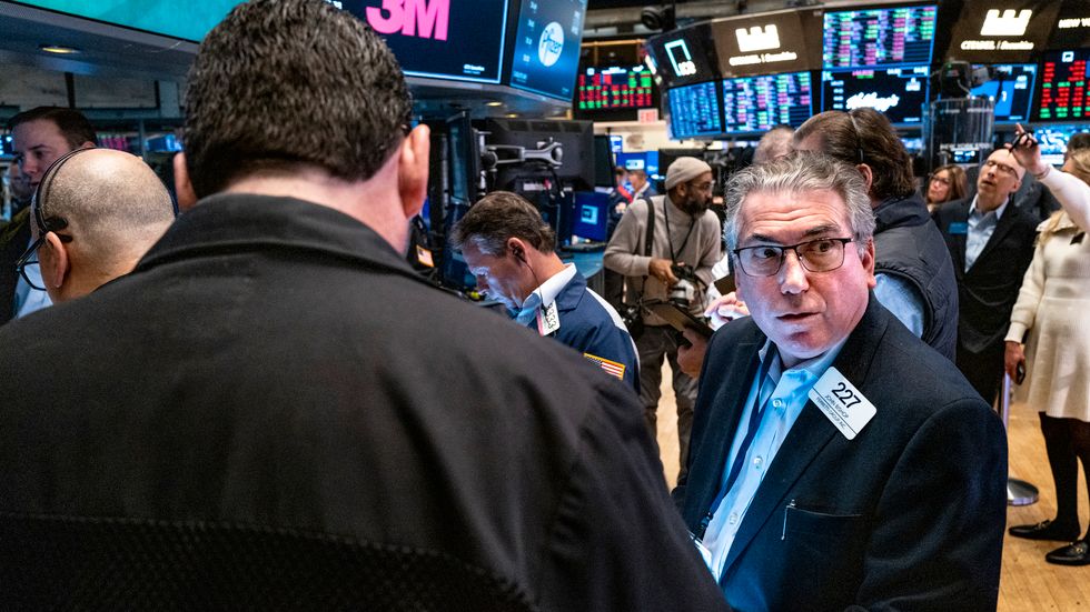 Mäklarna på Wall Street genomlevde en turbulent måndag till följd av den amerikanska bankkrisen.