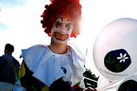 Arkivbild från sommaren 2107. På Missionsförbundets tältmöte i Köpingsvik dök clownen Samuel Sunesson upp för att dela ut ballonger.