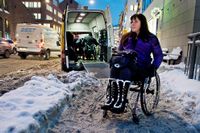 Anette Bohm har valt att bosätta sig centralt i Stockholm nära en mataffär just för att kunna vara självständig. Det har inte hjälpt den här vintern när den dåliga snöröjningen hindrar henne att ta sig ut ur porten.